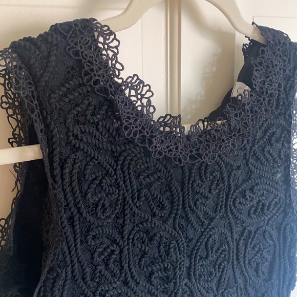Black lace crop top with back zipper - Picture 2 of 5